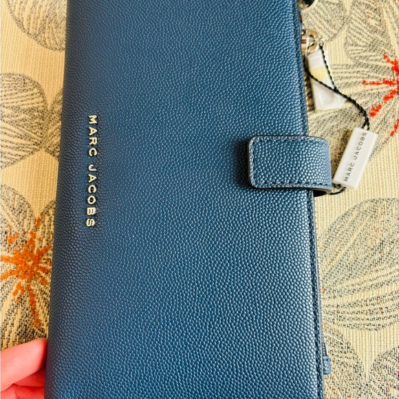Marc Jacob’s Navy/Black bi-fold wrislet - Picture 7 of 7
